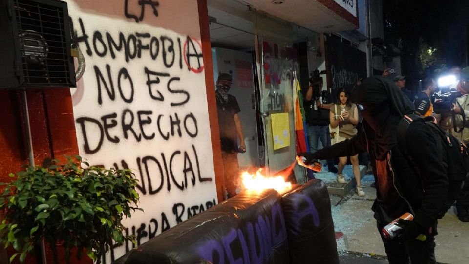 Colectivos de la comunidad LGBTI+ se manifestaron afuera de las instalaciones.