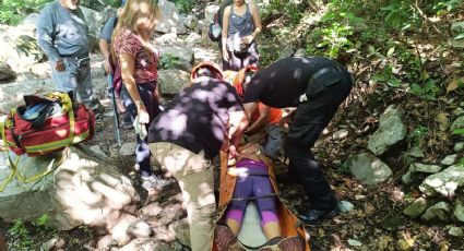 Mujer cae en las cascadas