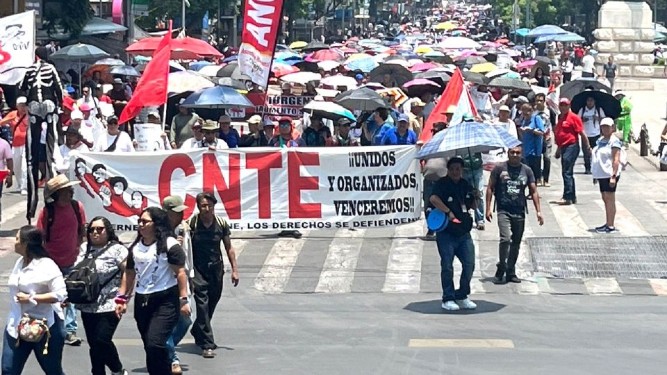 Secciones que integran a la CNTE discutieron la posibilidad que este viernes se reduzca el plantón.