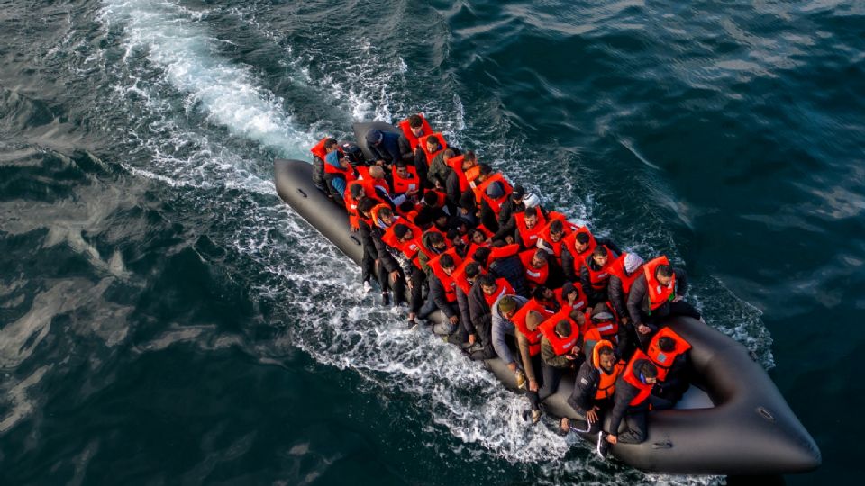 Imagen de archivo: embarcación llena de inmigrantes en camino a Gran Bretaña por el Canal de la Mancha. 4 mayo 2024.