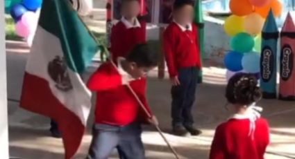 Niño mata a alacrán durante asamblea escolar, se le olvidó que traía la bandera