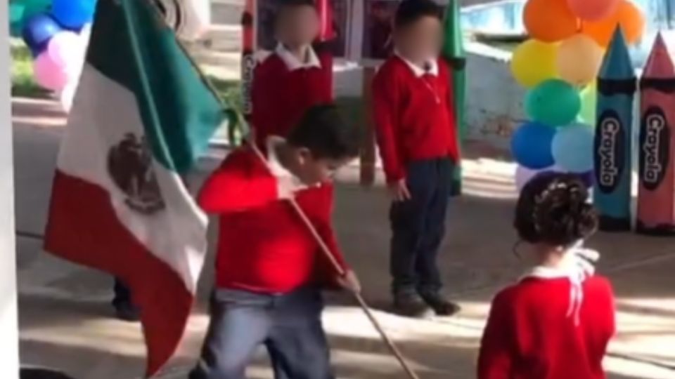 El pequeño estudiante pisó al insecto venenoso con bandera en mano, por lo que los asistentes lo catalogaron como un nuevo 'Niño Héroe'.