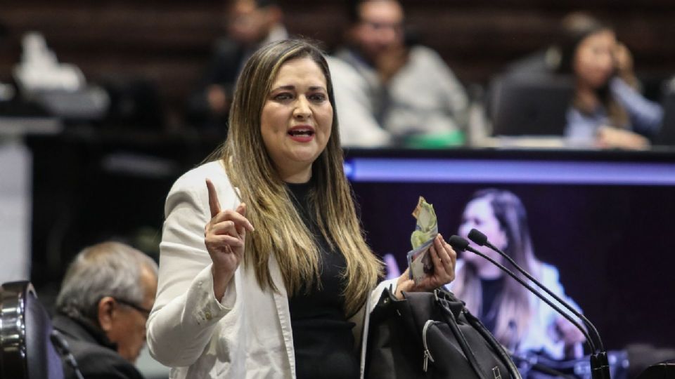 La senadora Cynthia López Castro renuncia al PRI.