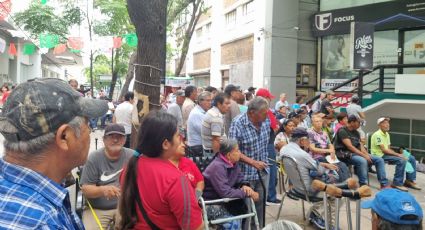 Abarrotan Banco del Bienestar adultos mayores en Monterrey