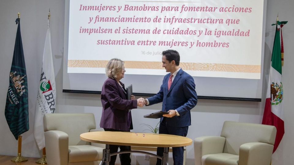 Suscribieron el convenio el Director General de Banobras, Jorge Mendoza Sánchez y la
Presidenta de Inmujeres, Nadine Gasman Zylbermann.