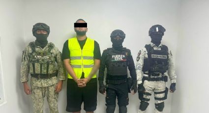 Detienen a joven con arma larga y mensaje criminal en Monterrey