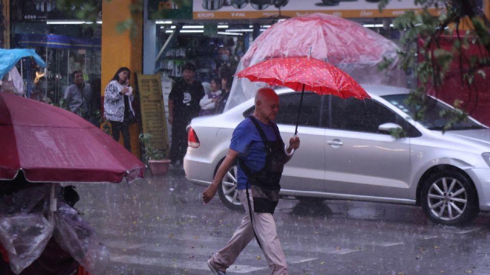 Ante las fuertes lluvias en CDMX, brigadistas de Protección civil, Bomberos, paramédicos y policías trabajan para dar respuesta oportuna a los llamados de emergencia de la ciudadanía.