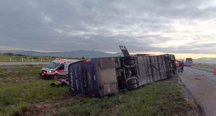 Se vuelca camión de pasajeros en Galeana; doce resultan lesionados