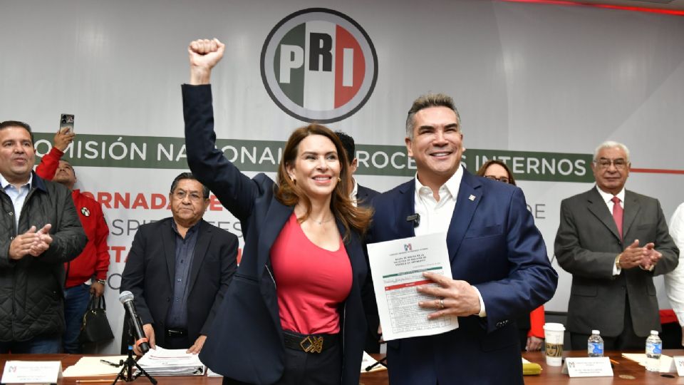 Alejandro 'Alito' Moreno se registró como candidato a la dirigencia nacional del PRI acompañado por Carolina Viggiano.