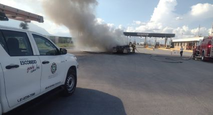 Incendio consume tractocamión en el Libramiento Noreste, en Nuevo León