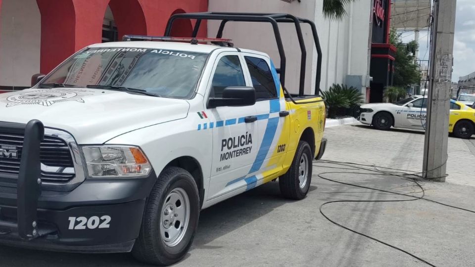 Al arribar al lugar los elementos policiacos ingresaron a la habitación 205 del motel, donde se encontraba la pistola marca Glock, calibre .380, en color negro.