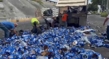 Se vuelca camión de cervezas en Guadalupe y conductores hacen rapiña