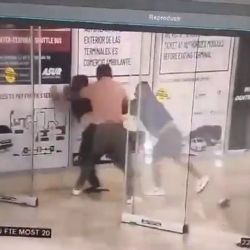 Detienen a taxistas que agredieron y extorsionaron a operador de plataforma en aeropuerto de Cancún