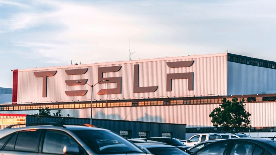 Líderes empresariales afirman que posponer la construcción de la Planta de Tesla en Monterrey no cae bien.