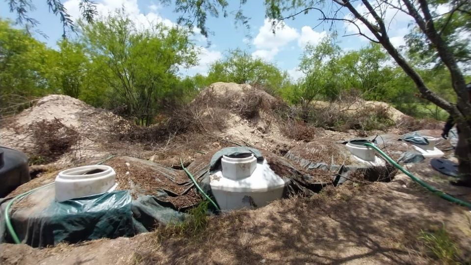 Elementos de la PFM localizaron e inhabilitaron una toma clandestina y localizaron en el lugar una pipa con hidrocarburo, además de seis tinacos enterrados.