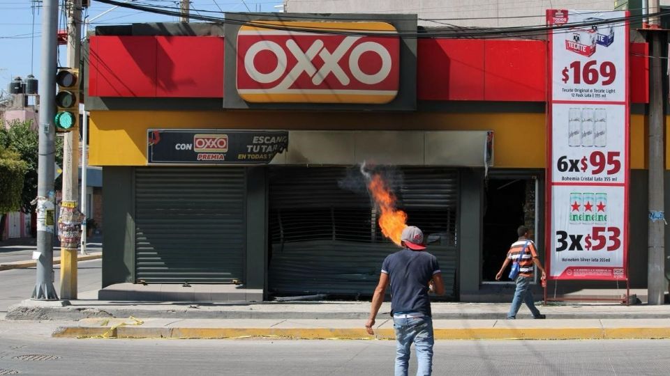 Oxxo incendiandose.