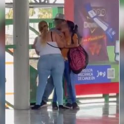 Mujeres se pelean por el amor de un hombre en el metro de Monterrey