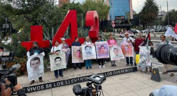 Responden en marcha familias de Ayotzinapa a AMLO