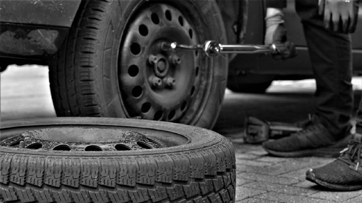 Vuelan neumáticos de autos por desperfecto en registros en Circuito Interior