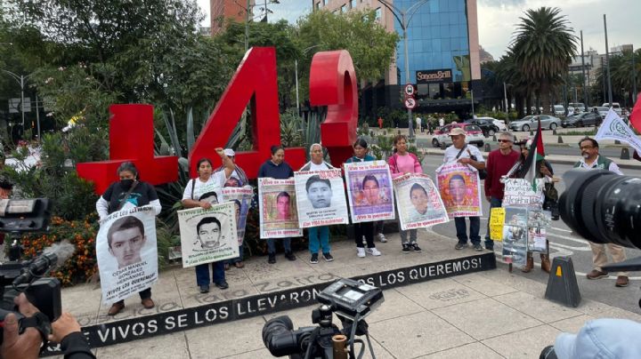 Responden en marcha familias de Ayotzinapa a AMLO