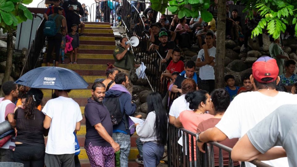 Cientos de migrantes principalmente originarios de Venezuela continúan arribando a territorio mexicano.