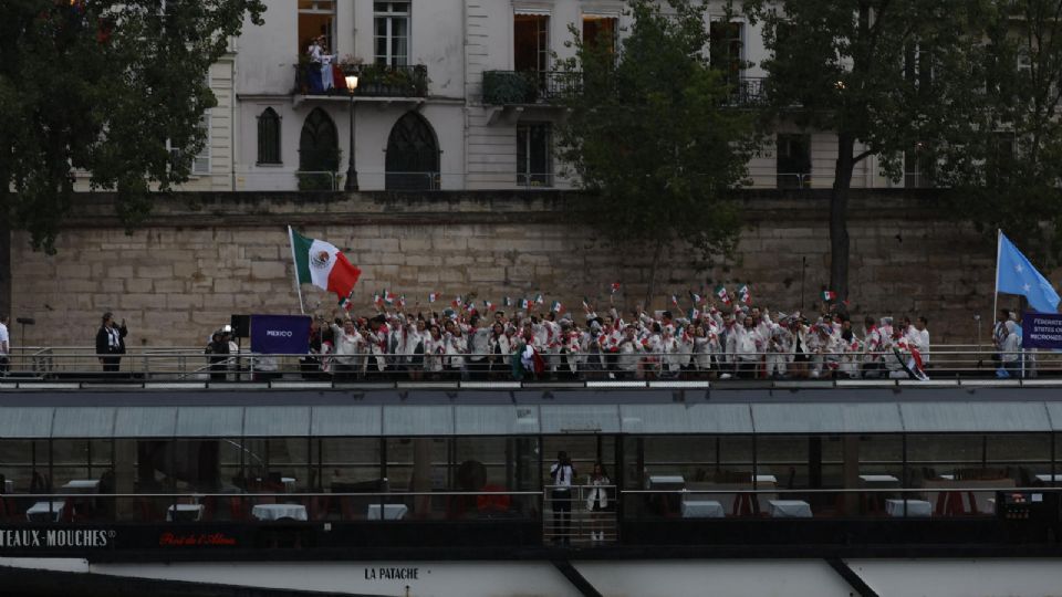 Competidores mexicanos desfilan por el río Sena, durante la inauguración de la justa veraniega.