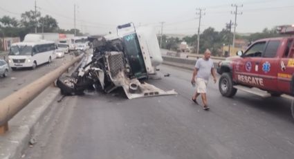 Hombre muere al volcar tráiler en el Libramiento Noroeste en Escobedo