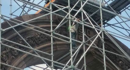 Un hombre intenta aventarse desde el Arco de la Independencia en Monterrey