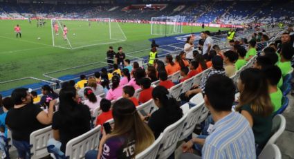 Viven niñas, niños y adolescentes de DIF Capullos noche futbolística en la Supercopa Monterrey