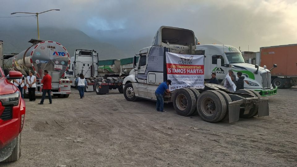 Desde temprana hora se reunieron en los límites de Coahuila y Nuevo León para dirigirse a La Puerta, en Santa Catarina en donde dejarán sus unidades para abordar autobuses e ir al Palacio de Gobierno.