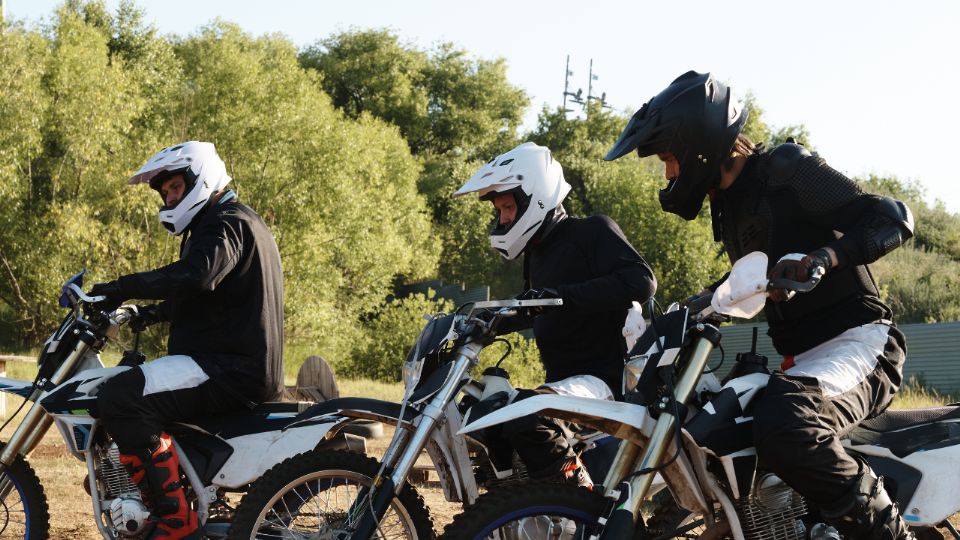 Coordinador del PRI busca proteger a los motociclistas con chalecos reflejantes