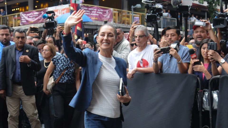 Claudia Sheinbaum se reunió con familiares de los 43 normalistas desaparecidos de Ayotzinapa.