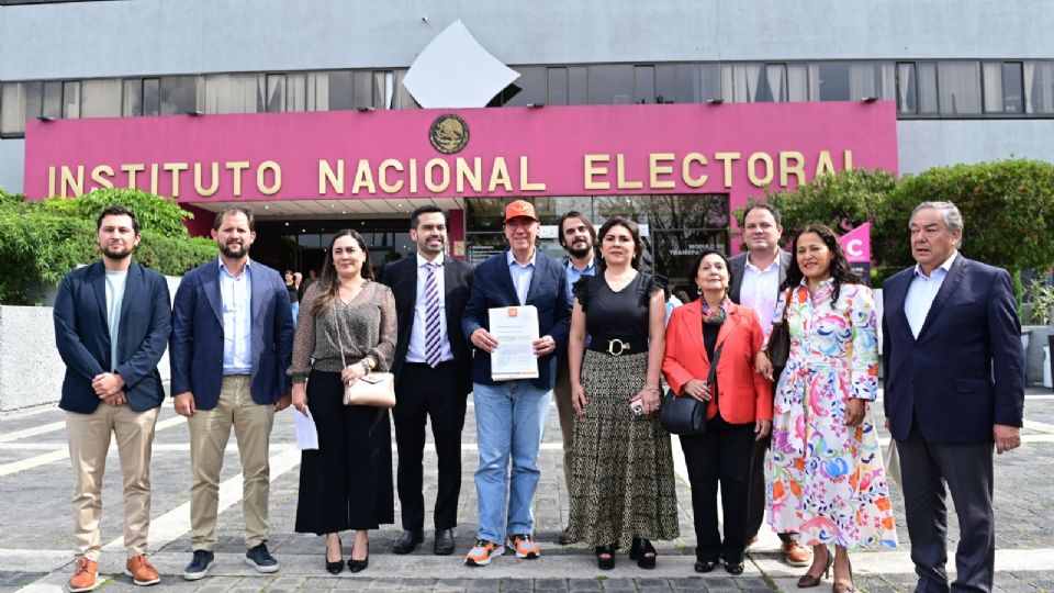 Militantes de MC acudieron a las instalaciones del INE.