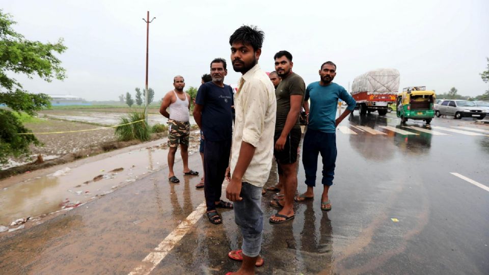 La población local cerca del lugar después de una estampida en Hathras, Uttar Pradesh, India.