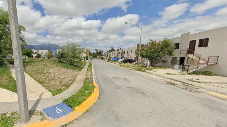 El cuerpo del hombre fue localizado en una vivienda de la colonia Lagos de Zirándano, donde vecinos pudieron verlo debido a que la puerta estaba abierta.