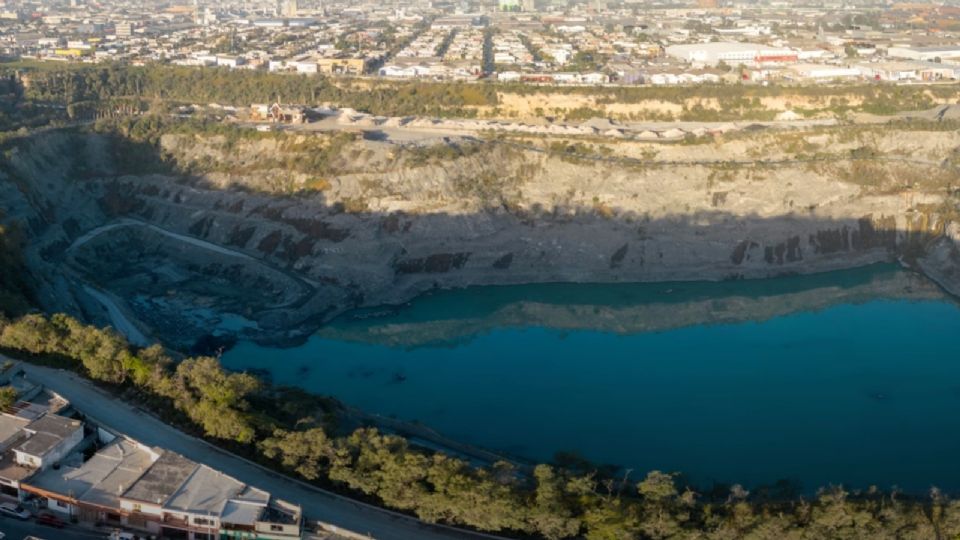 Este lugar ha sido moldeado con el paso de los años tanto por el agua de lluvia como por un manto acuífero local, creando también un lago rodeado de vegetación diversa.