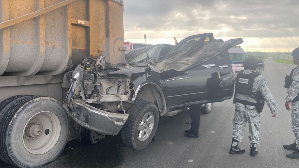 El conductor de una camioneta negra se impactó contra un tráiler en la Carretera a Reynosa