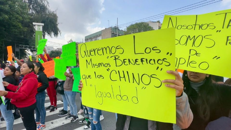 Los manifestantes exigieron se agilicen permisos para vender en las calles.