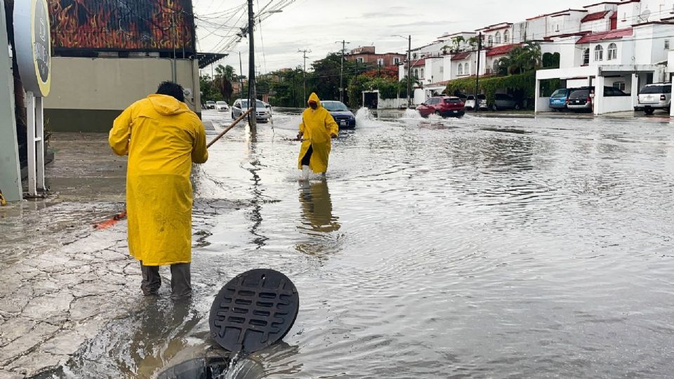 El SMN informó que se vigila la onda tropical número 14 que ha incrementado a 90 por ciento su probabilidad para desarrollo ciclónico.