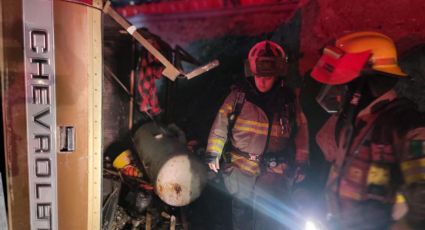 Camioneta vuelca y cae al río Santa Catarina en Monterrey