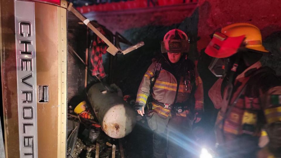 Elementos de Bomberos Nuevo León y Protección Civil atendieron el reporte del accidente donde el tanque gas presentó una fuga debido al impacto.