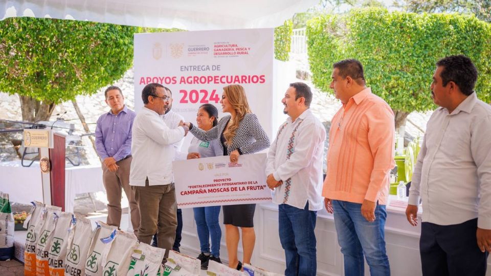 Evelyn Salgado Pineda, gobernadora de Guerrero, entregó apoyos agropecuarios por más de 85 millones de pesos.