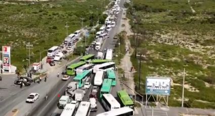 Vecinos de García bloquean avenida Heberto Castillo por falta de agua