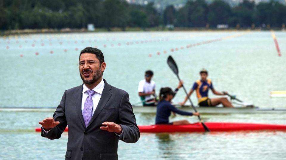 El jefe de gobierno, Martí Batres, en la pista de remo y canotaje “Virgilio Uribe” en la alcaldía Xochimilco.