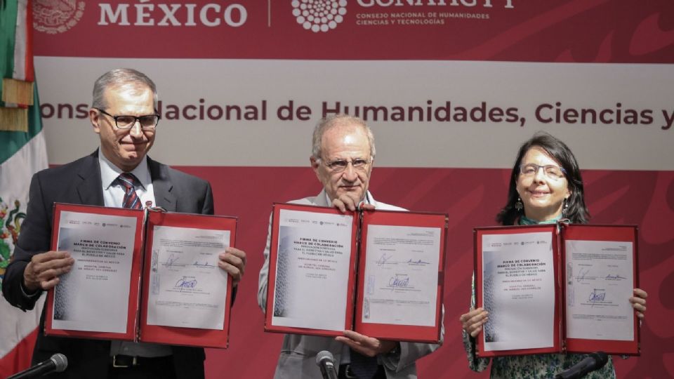 María Elena Álvarez-Buylla Roces, Directora general del Conahcyt, y Simón Kawa Karasik, Director general del Hospital General “Dr. Manuel Gea González” durante la firma de convenio.