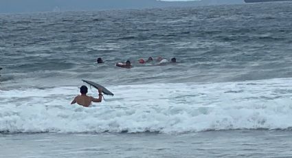 Semar auxilia a persona que presentaba dificultad para salir del mar en playa Miramar, Manzanillo