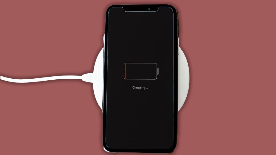 Dejar el celular cargando toda la noche es una práctica común para muchos