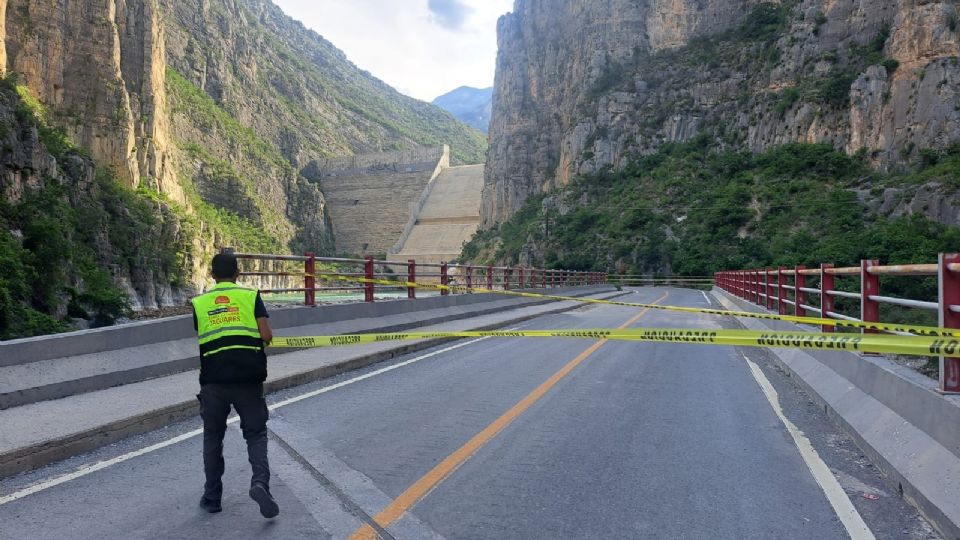 Posible desbordamiento de la presa Rompepicos hace que desalojen a vecinos en la Huasteca