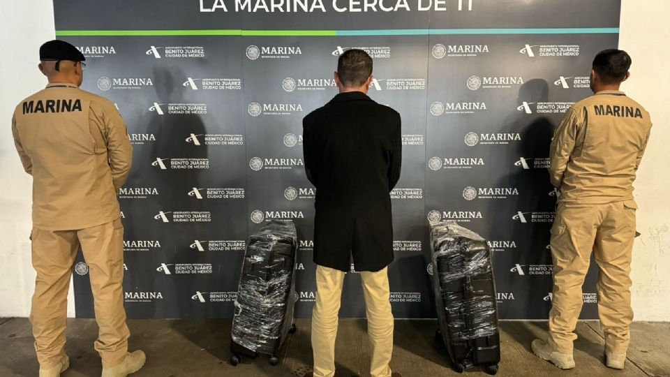 Marina asegura aproximadamente nueve kilogramos de presunta cocaína en el Aeropuerto Internacional de la Ciudad de México.
