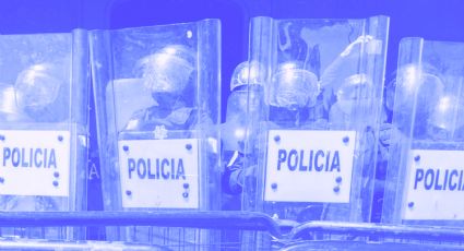 Policías mexiquenses repliegan a empujones a mujeres manifestantes